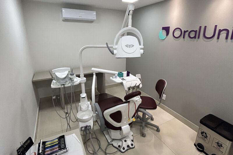 Consultório odontológico com TV no teto na Oral Unic São Francisco do Sul