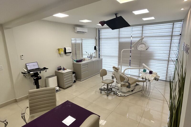 Consultório amplo com mesa de conversa na Oral Unic São Francisco do Sul