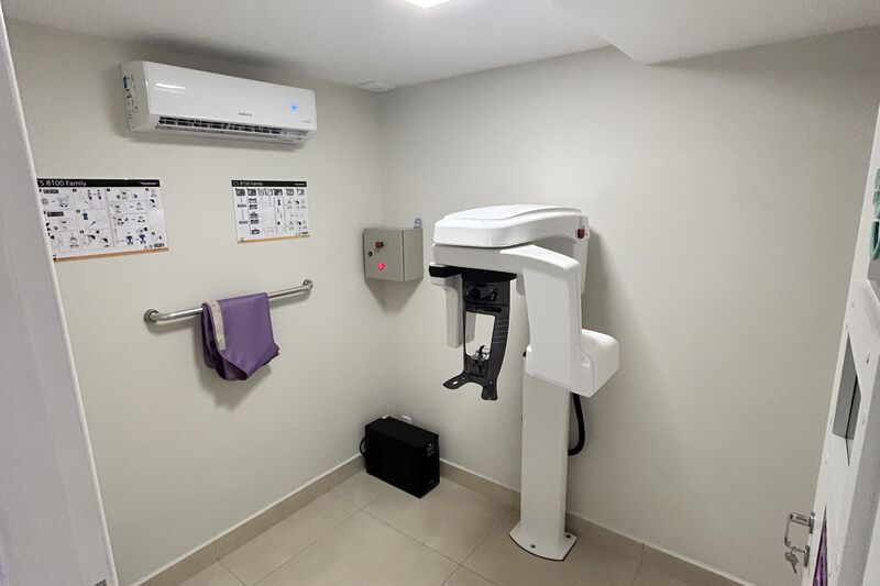 Aparelho de raio-X panorâmico na sala de imagem da Oral Unic São Francisco do Sul